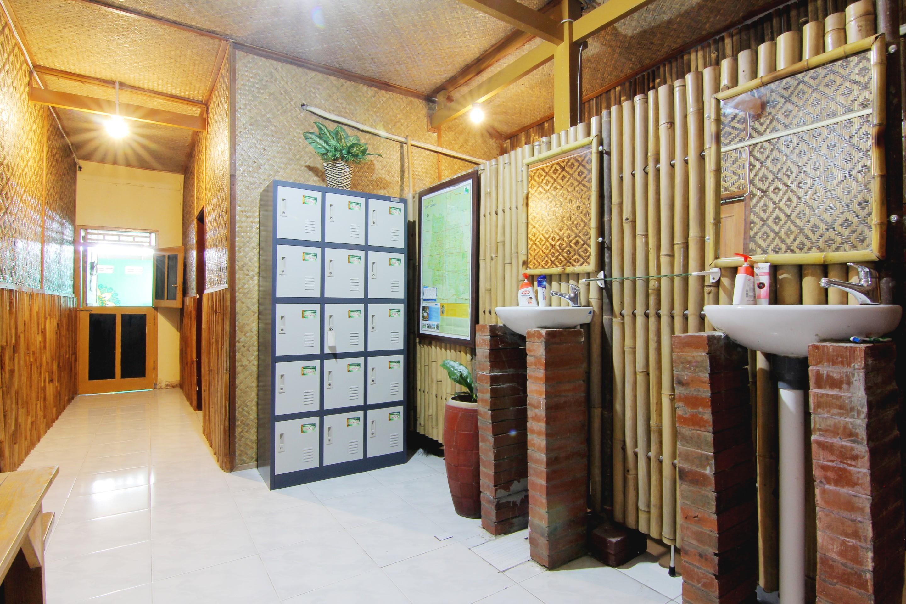 Bilik Bamboo Hostel Yogyakarta Exterior photo