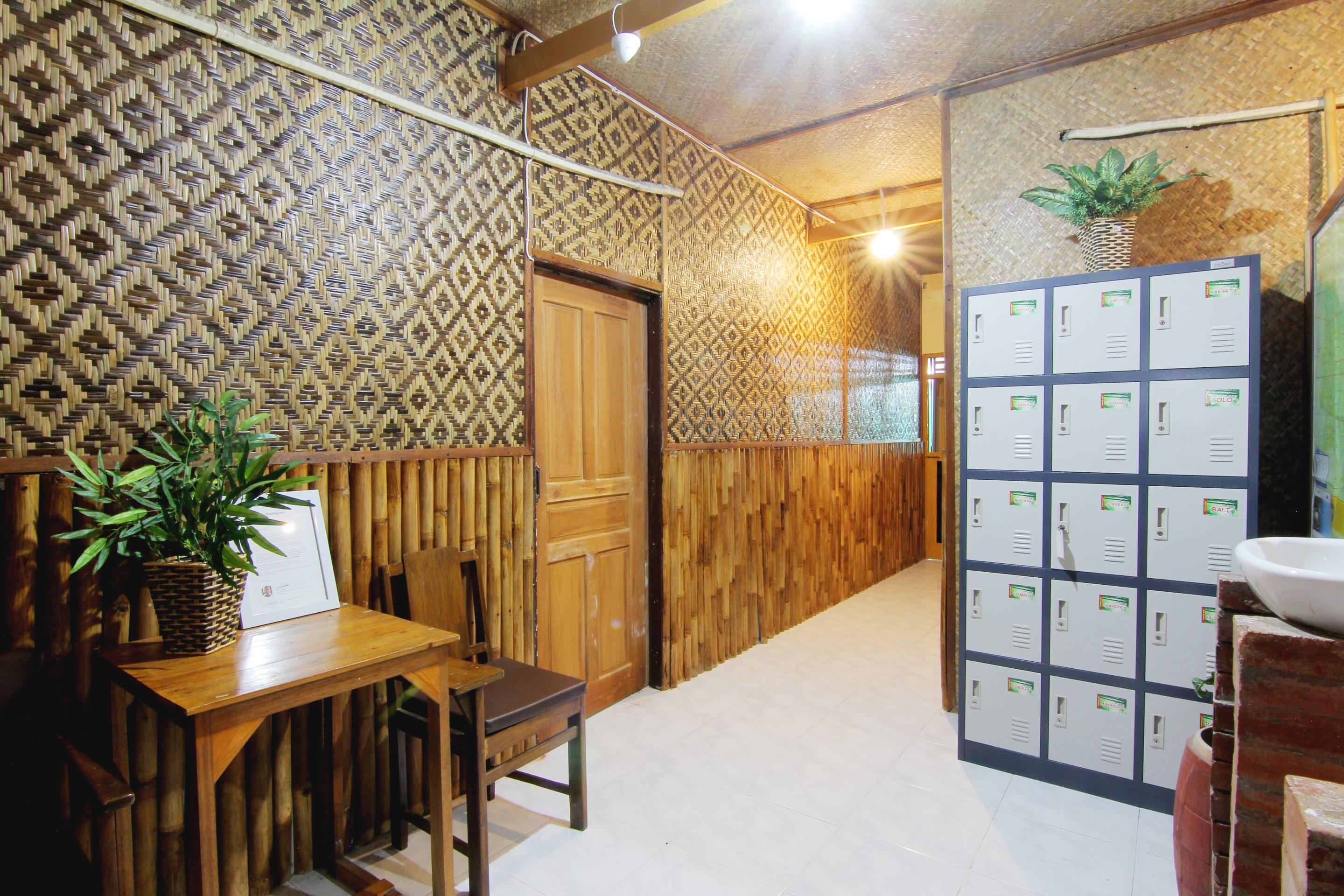 Bilik Bamboo Hostel Yogyakarta Exterior photo